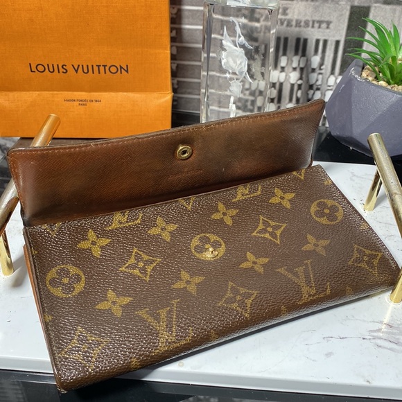 Authentic Louis Vuitton Monogram Sarah Wallet - Picture 13 of 15